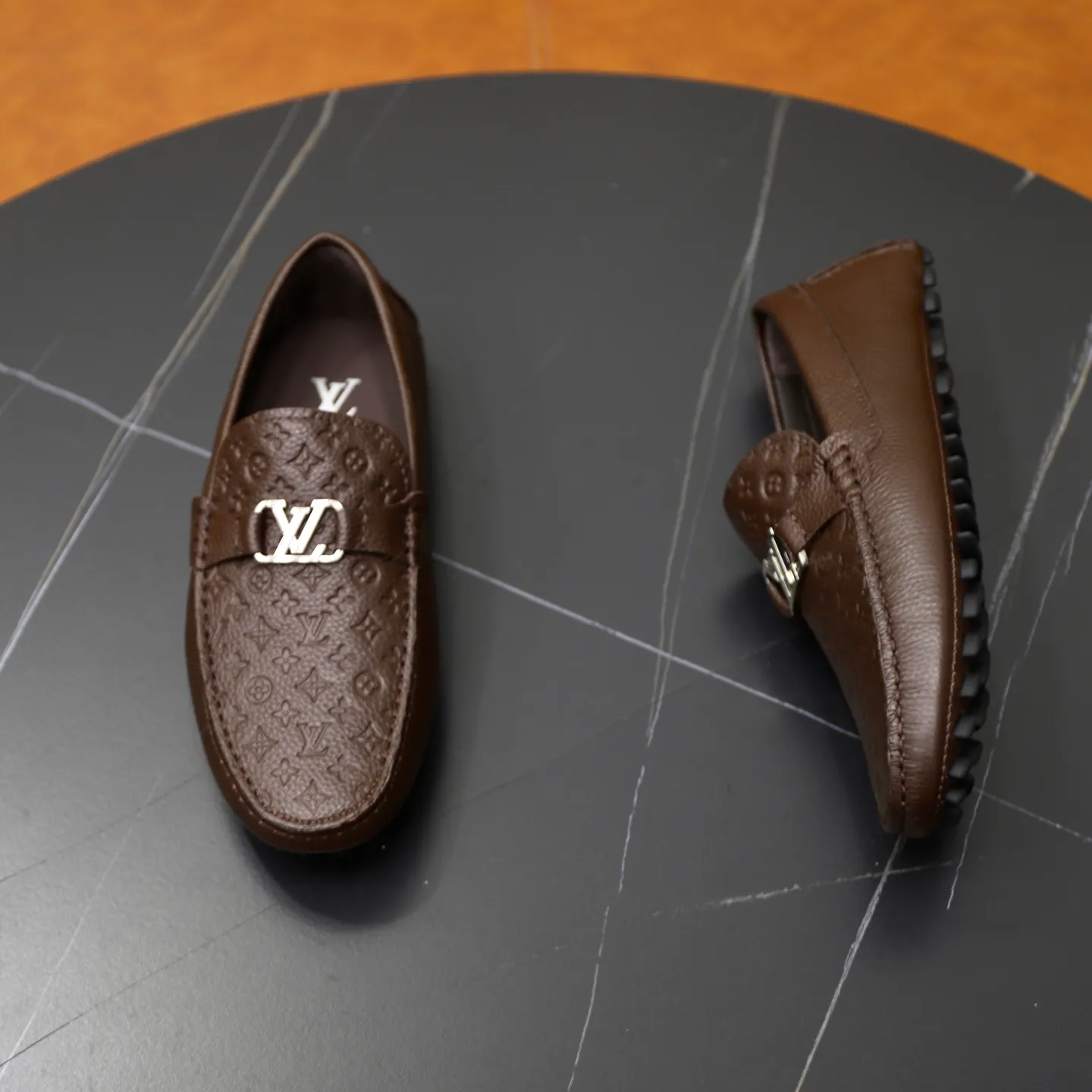Ex-factory price: 480💰【LV】Louis Vuitton ⚠️High-end men’s driving and pedal series ⚠️38-44 (customized for 45) ⚠️All original cowhide leather! Thick and soft! Made entirely of calfskin lining! The latest non-slip beanie sole! Three-dimensional package technology! Fashionable and classic! Handicrafts! Original high quality! Feel free to compare!
